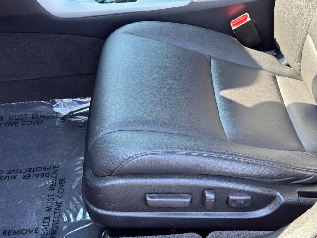 Acura TLX Vehicle Full-screen Gallery Image 17