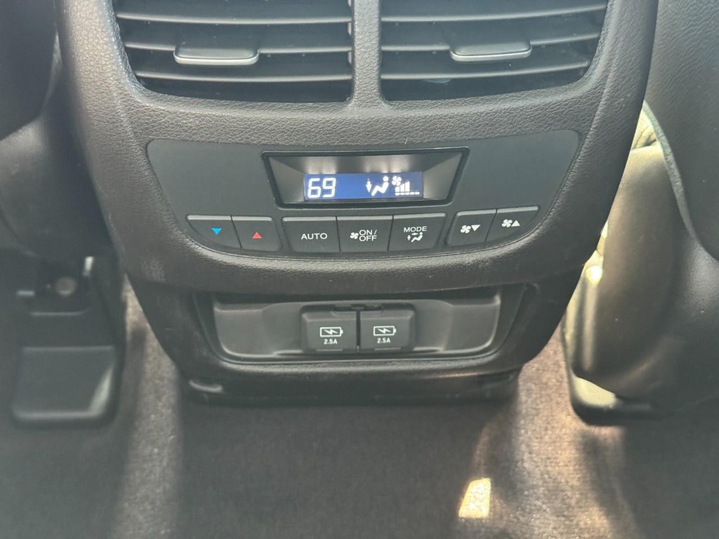 Acura MDX Vehicle Full-screen Gallery Image 12