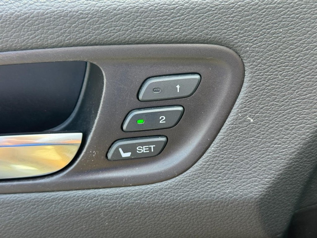 Acura MDX Vehicle Full-screen Gallery Image 18