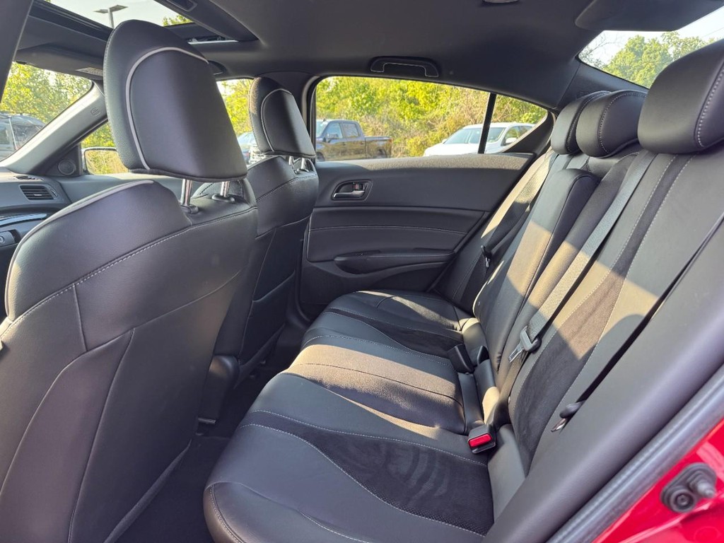 Acura ILX Vehicle Full-screen Gallery Image 11
