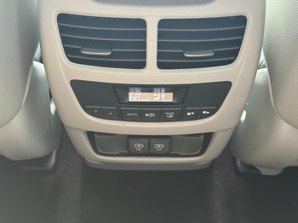Acura MDX Vehicle Full-screen Gallery Image 12