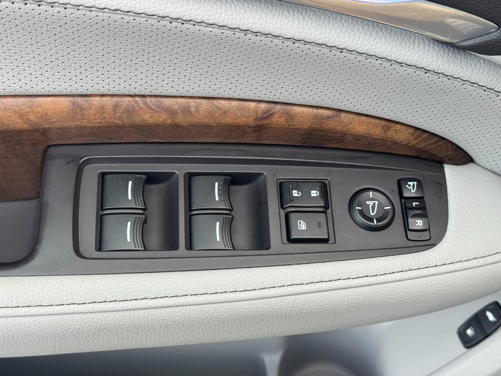 Acura MDX Vehicle Full-screen Gallery Image 17