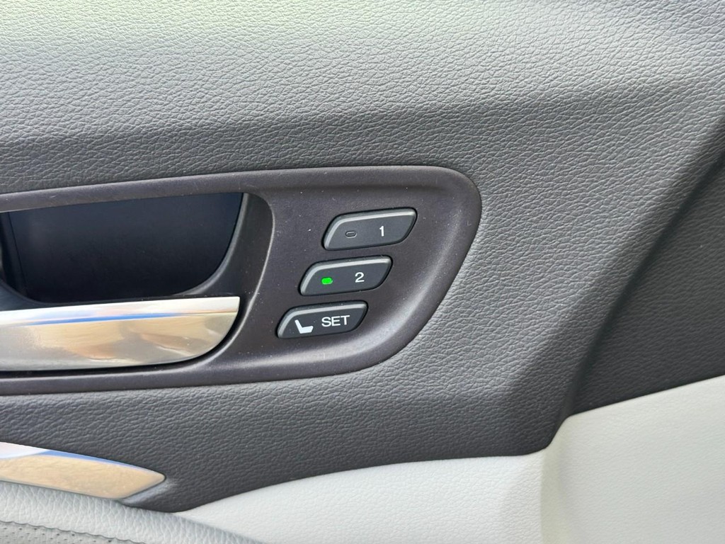 Acura MDX Vehicle Full-screen Gallery Image 18