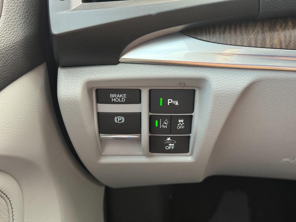 Acura MDX Vehicle Full-screen Gallery Image 20