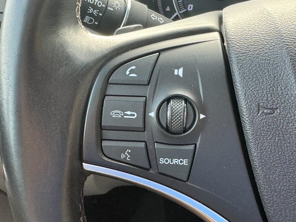 Acura MDX Vehicle Full-screen Gallery Image 21