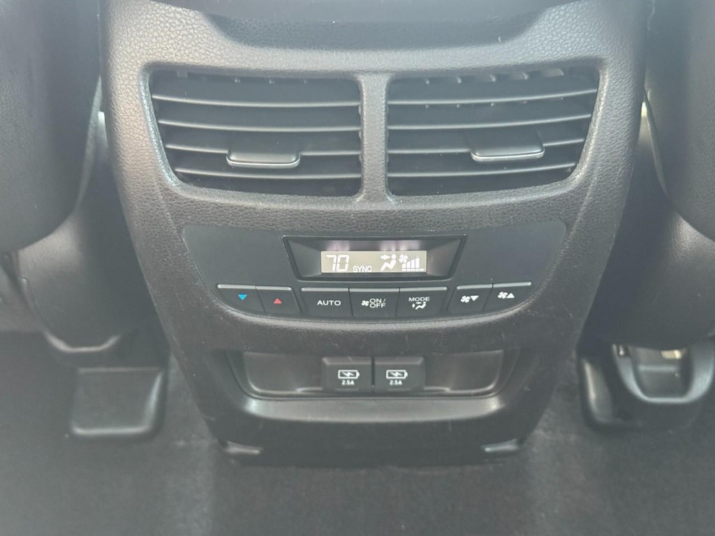 Acura MDX Vehicle Full-screen Gallery Image 12