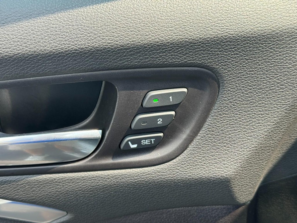 Acura MDX Vehicle Full-screen Gallery Image 18