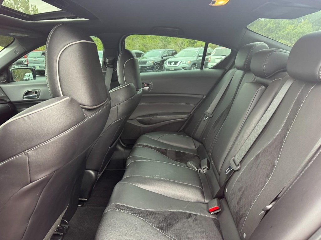 Acura ILX Vehicle Full-screen Gallery Image 11