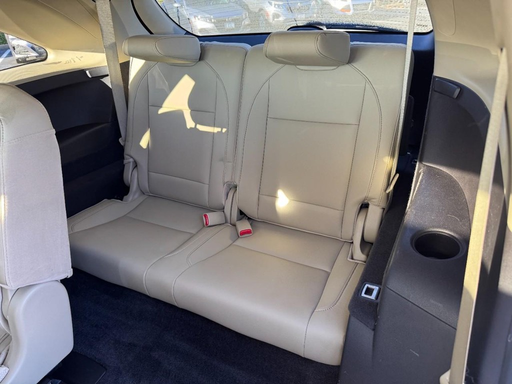 Acura MDX Vehicle Full-screen Gallery Image 10