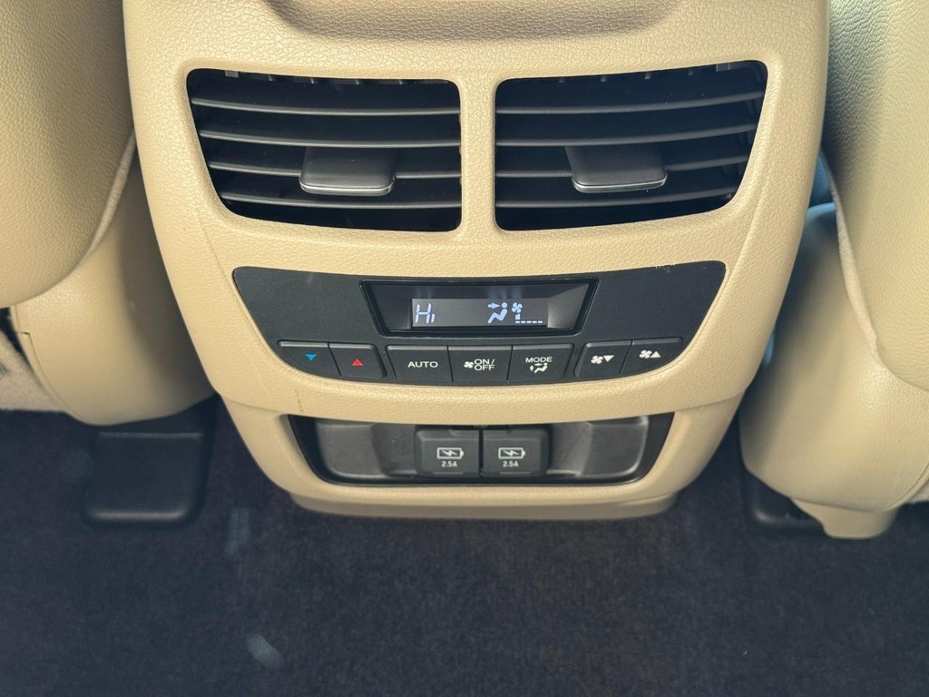 Acura MDX Vehicle Full-screen Gallery Image 12