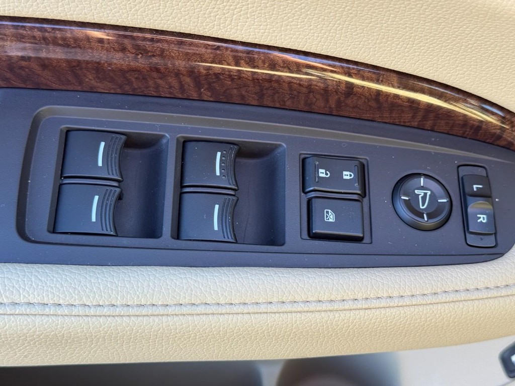 Acura MDX Vehicle Full-screen Gallery Image 17
