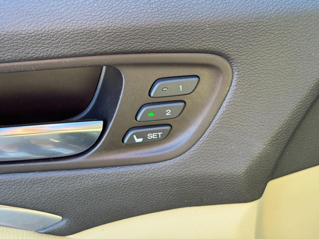 Acura MDX Vehicle Full-screen Gallery Image 18