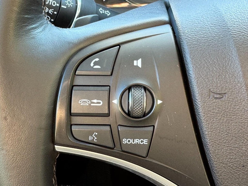 Acura MDX Vehicle Full-screen Gallery Image 21
