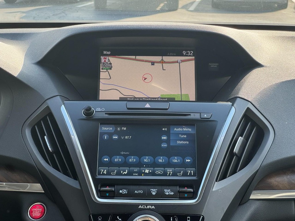 Acura MDX Vehicle Full-screen Gallery Image 15