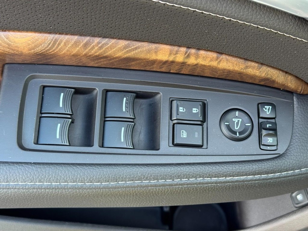 Acura MDX Vehicle Full-screen Gallery Image 17