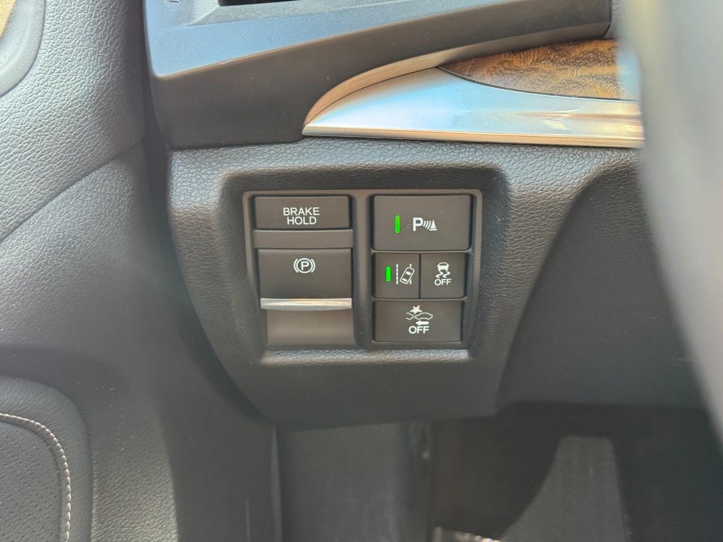 Acura MDX Vehicle Full-screen Gallery Image 20