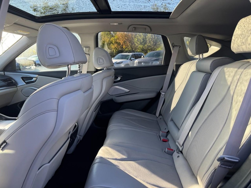 Acura RDX Vehicle Full-screen Gallery Image 10