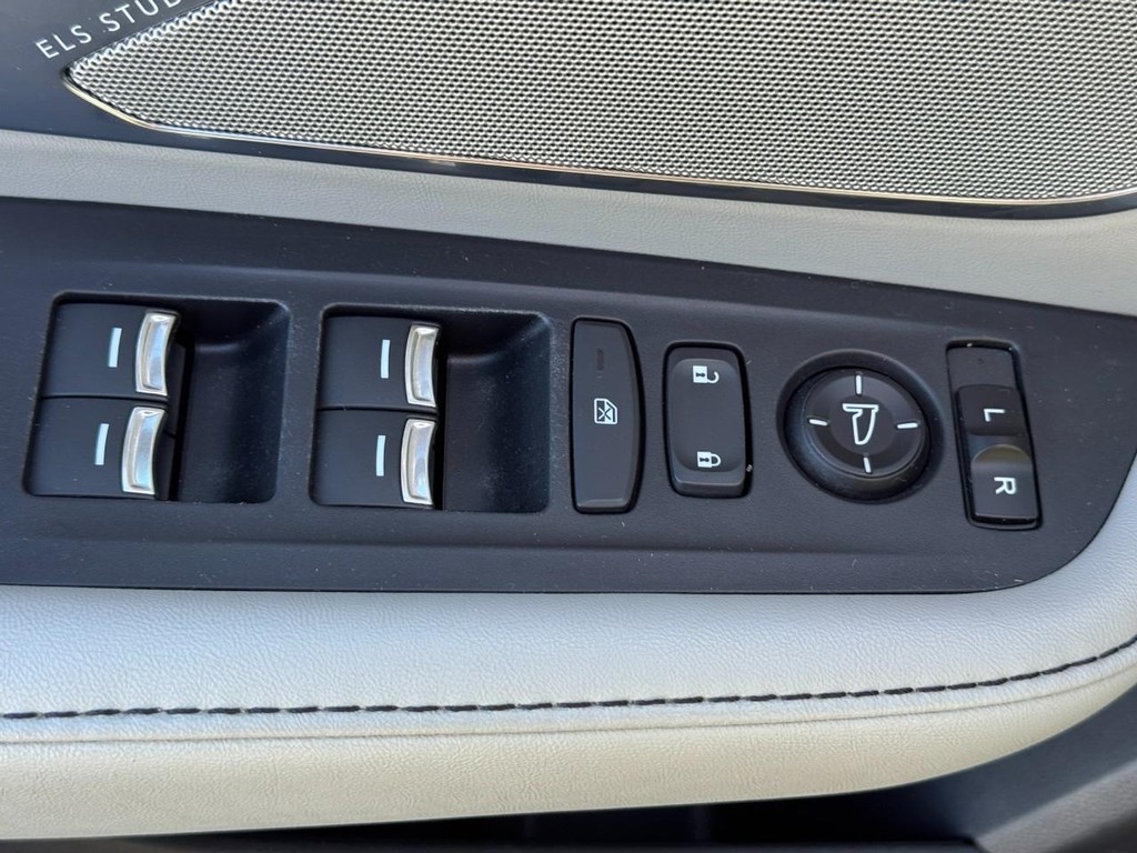 Acura RDX Vehicle Full-screen Gallery Image 16