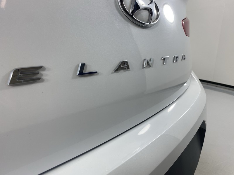 2020 Hyundai Elantra SE photo