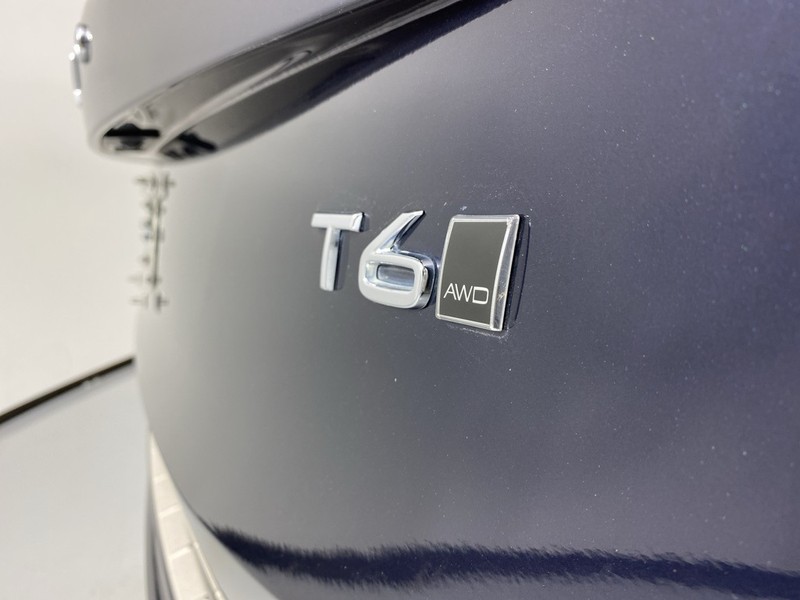 2016 Volvo XC90 T6 Momentum photo