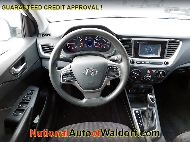 Hyundai Accent 4-Door Vehicle Image 07