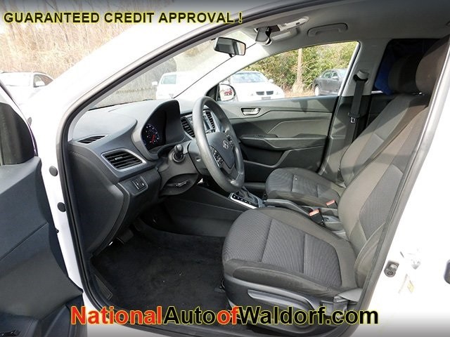 Hyundai Accent 4-Door Vehicle Image 09