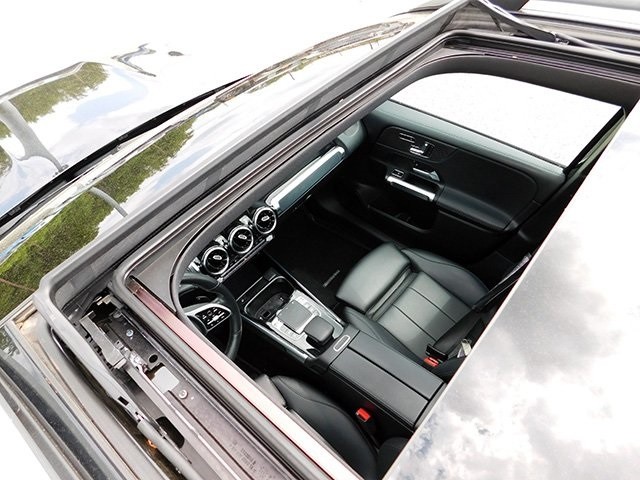 Mercedes-Benz GLB Vehicle Image 11