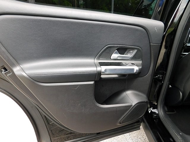 Mercedes-Benz GLB Vehicle Image 12