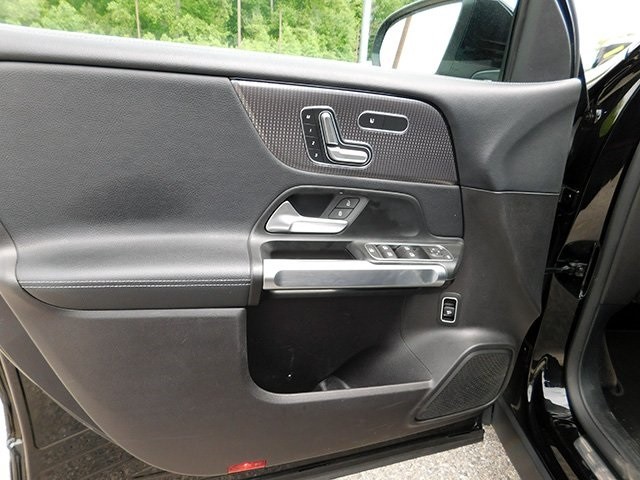 Mercedes-Benz GLB Vehicle Image 16
