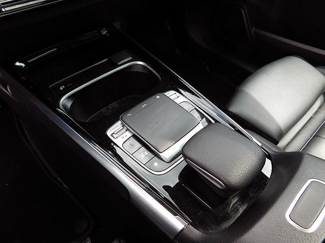 Mercedes-Benz GLB Vehicle Image 22