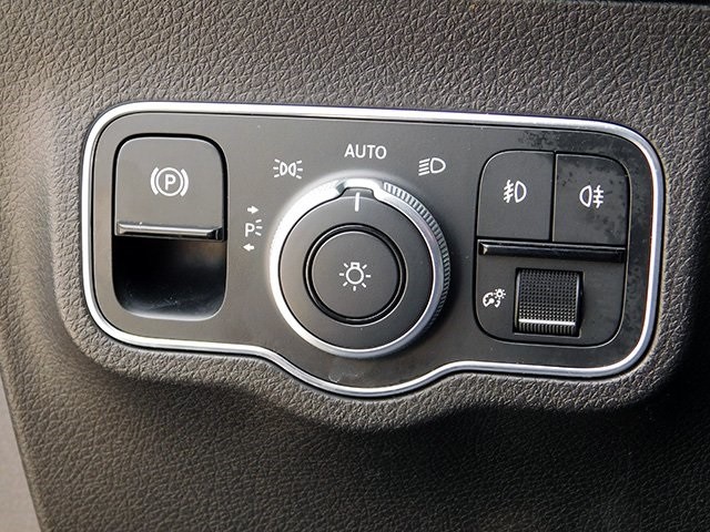 Mercedes-Benz GLB Vehicle Image 26