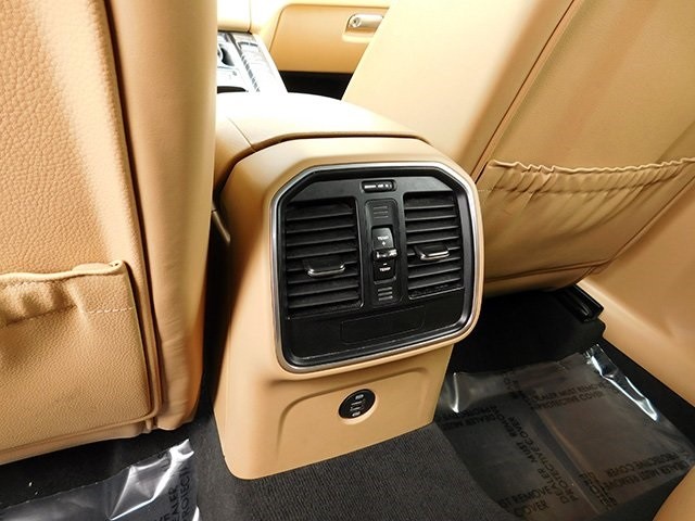 Porsche Macan Vehicle Image 11