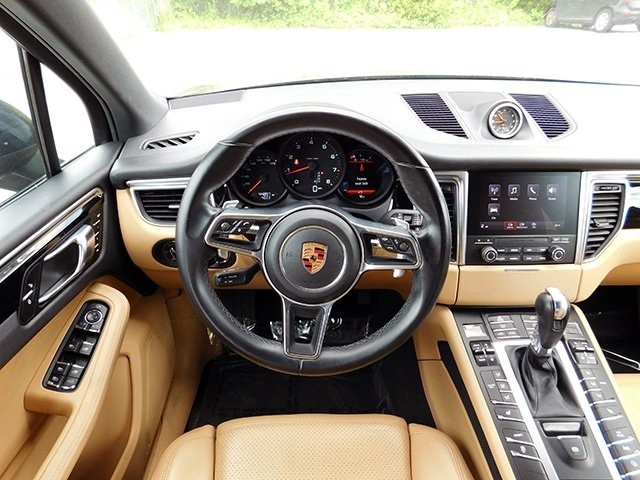 Porsche Macan Vehicle Image 12