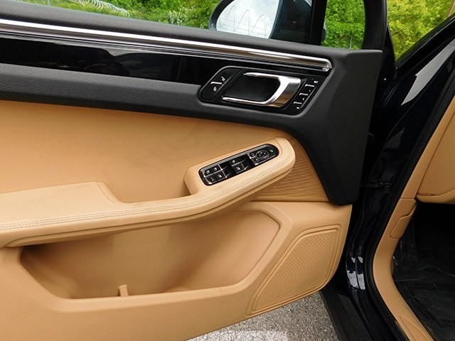 Porsche Macan Vehicle Image 13