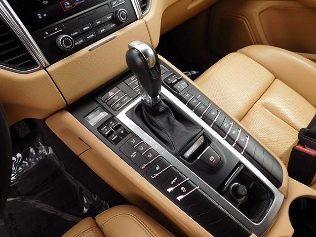 Porsche Macan Vehicle Image 18