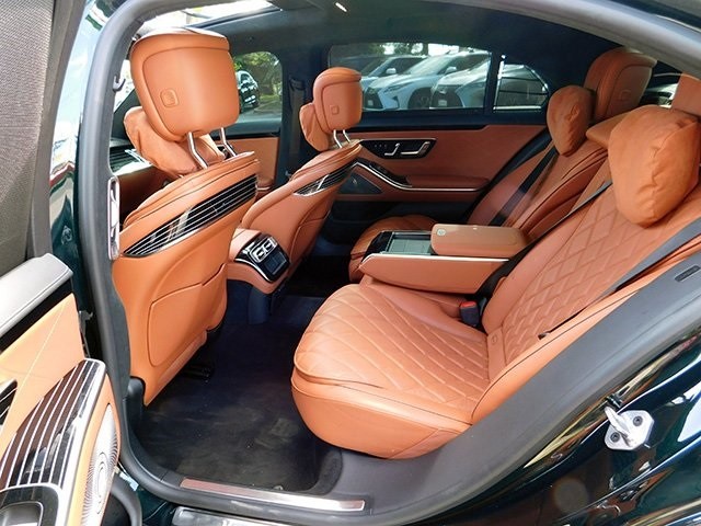 Mercedes-Benz S-Class Vehicle Image 11