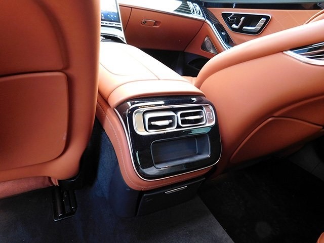 Mercedes-Benz S-Class Vehicle Image 12