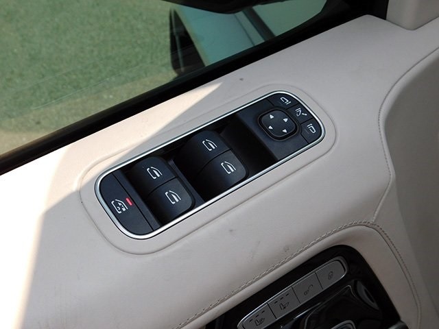 Mercedes-Benz G-Class Vehicle Image 16