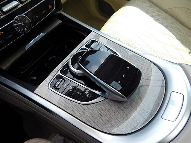 Mercedes-Benz G-Class Vehicle Image 21