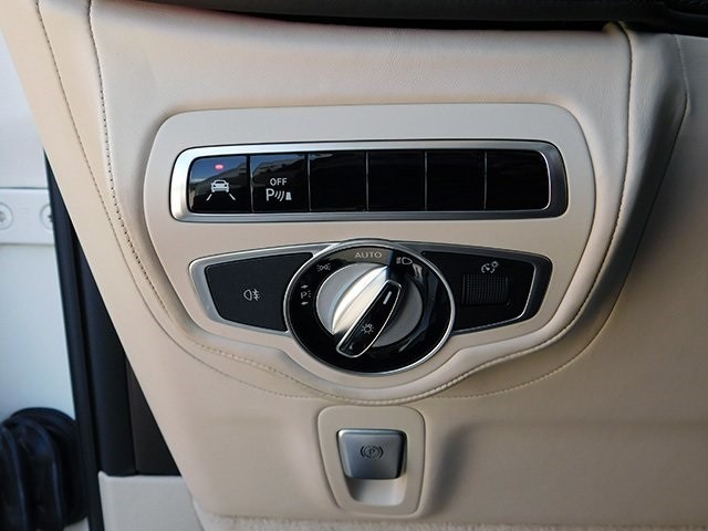 Mercedes-Benz G-Class Vehicle Image 27
