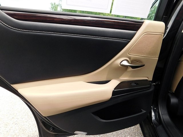 Lexus ES Vehicle Image 11