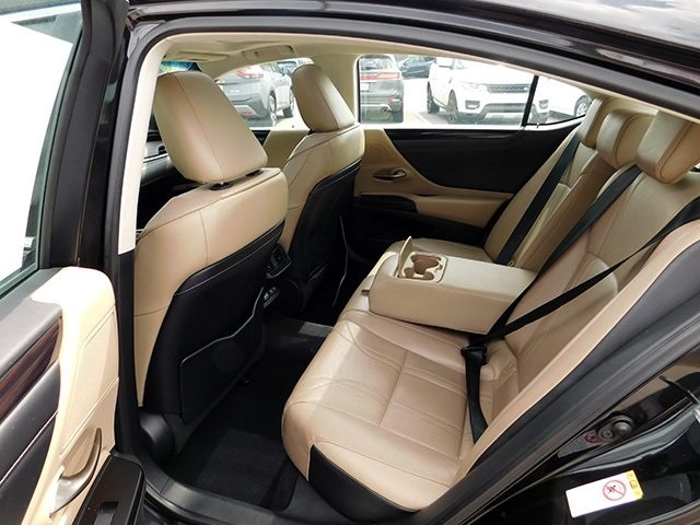 Lexus ES Vehicle Image 12