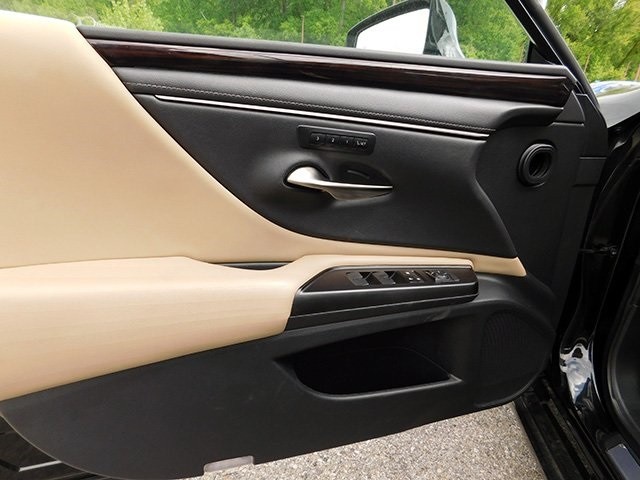 Lexus ES Vehicle Image 15
