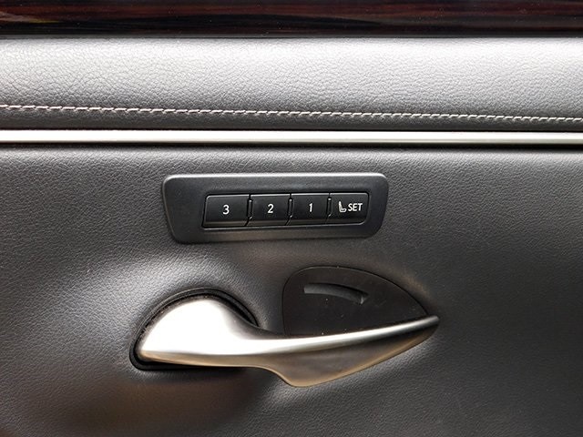 Lexus ES Vehicle Image 16
