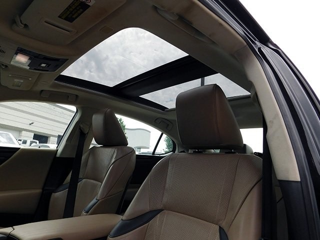 Lexus ES Vehicle Image 17