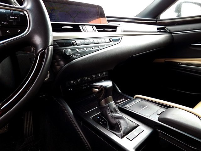 Lexus ES Vehicle Image 21