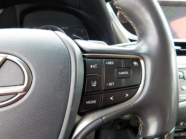 Lexus ES Vehicle Image 23