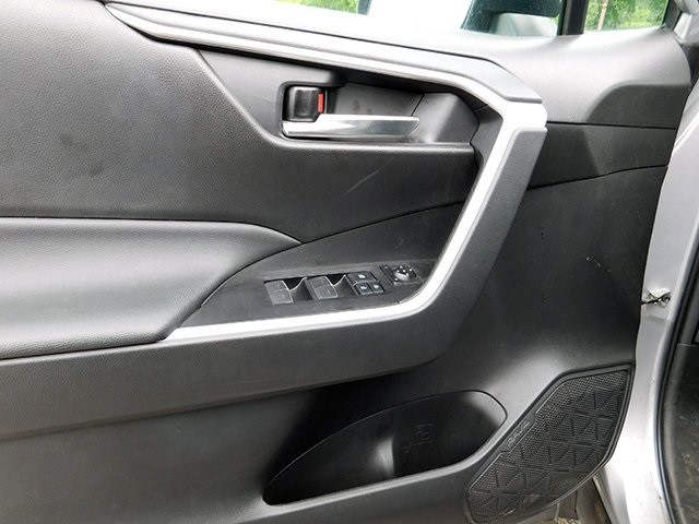 Toyota RAV4 Vehicle Image 12