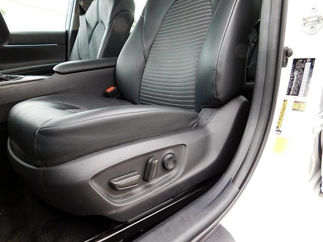 Toyota Camry Vehicle Image 12