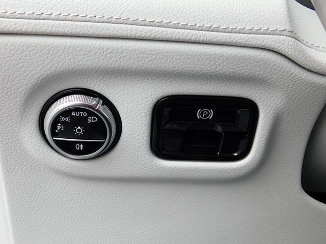 Mercedes-Benz EQE Vehicle Image 29